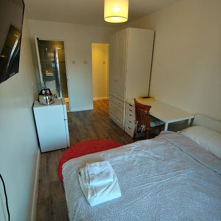 Ensuite Master Bedroom, Private Bathroom, Inside Family Home, Walking Distance To Harry Potter ワトフォード エクステリア 写真