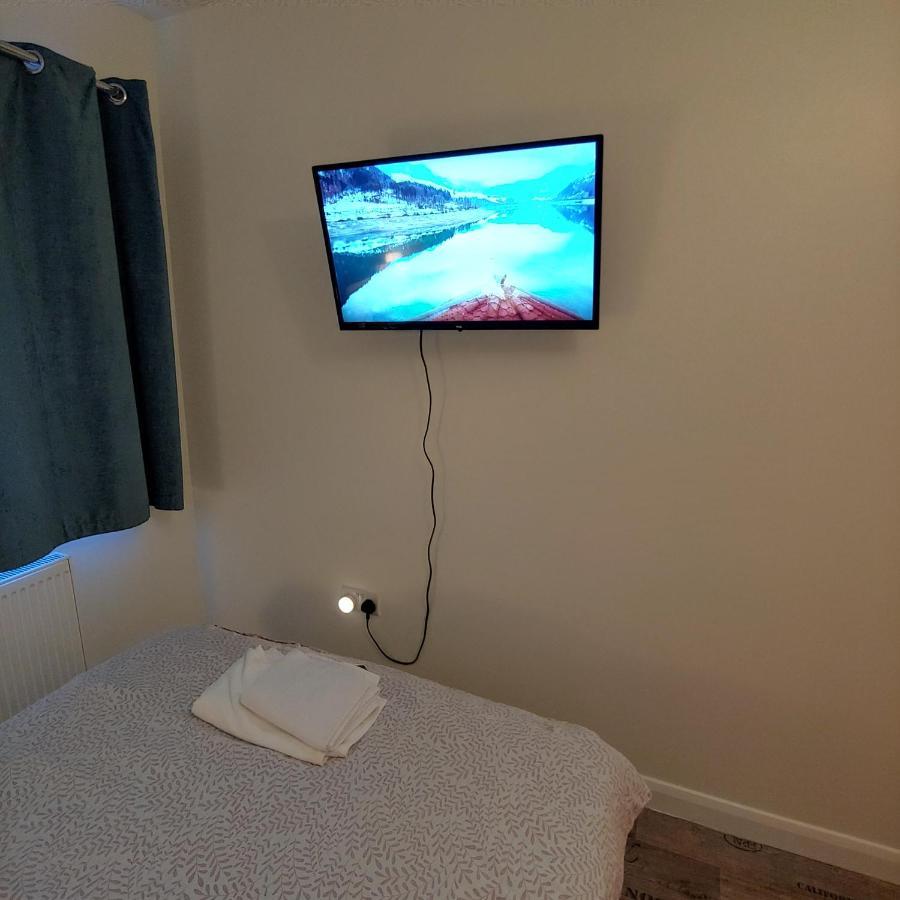 Ensuite Master Bedroom, Private Bathroom, Inside Family Home, Walking Distance To Harry Potter ワトフォード エクステリア 写真