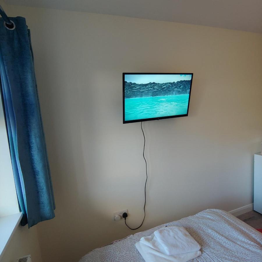 Ensuite Master Bedroom, Private Bathroom, Inside Family Home, Walking Distance To Harry Potter ワトフォード エクステリア 写真