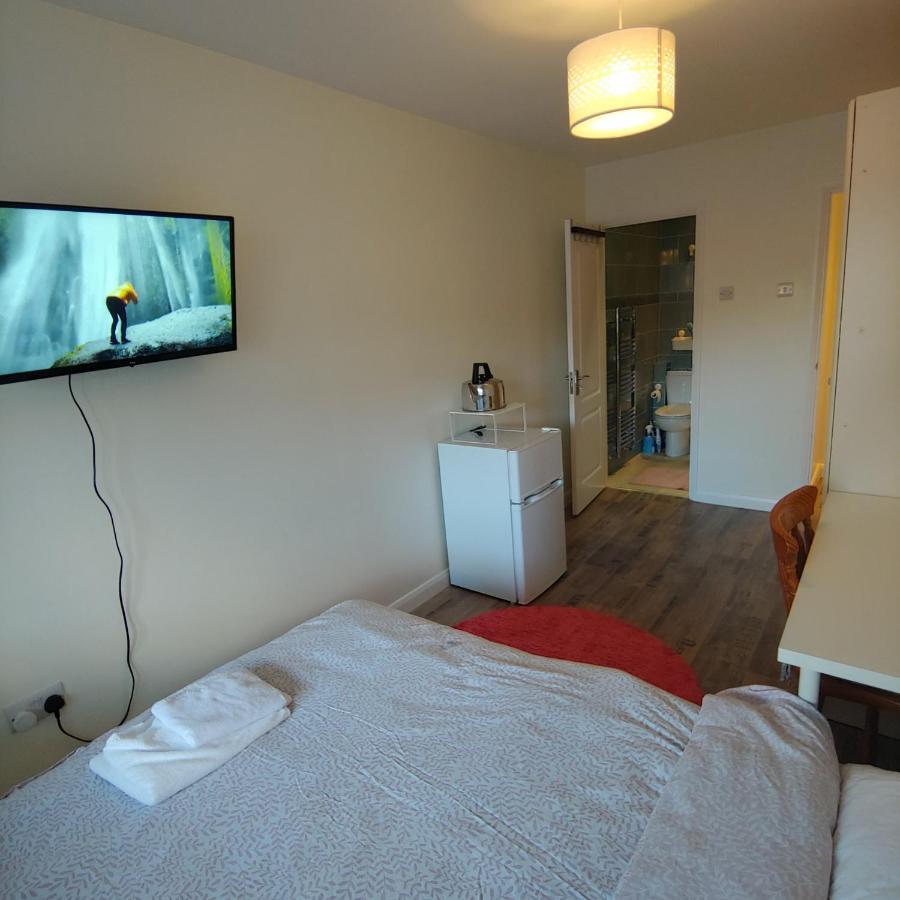 Ensuite Master Bedroom, Private Bathroom, Inside Family Home, Walking Distance To Harry Potter ワトフォード エクステリア 写真