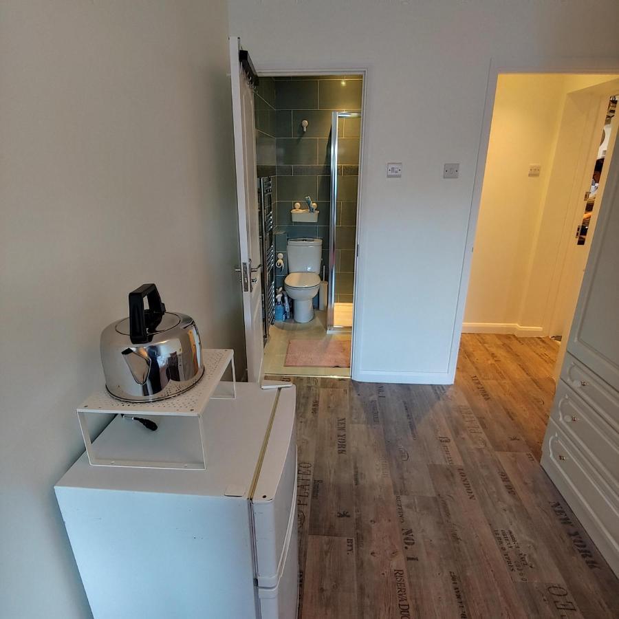 Ensuite Master Bedroom, Private Bathroom, Inside Family Home, Walking Distance To Harry Potter ワトフォード エクステリア 写真