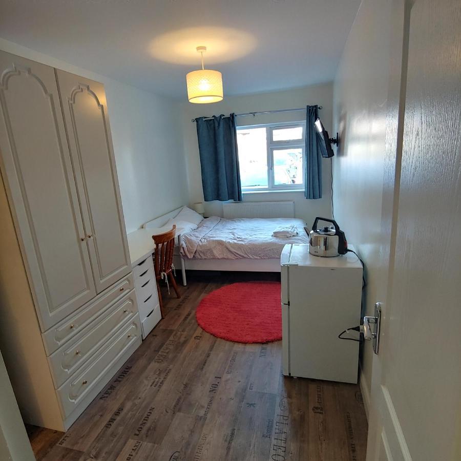 Ensuite Master Bedroom, Private Bathroom, Inside Family Home, Walking Distance To Harry Potter ワトフォード エクステリア 写真