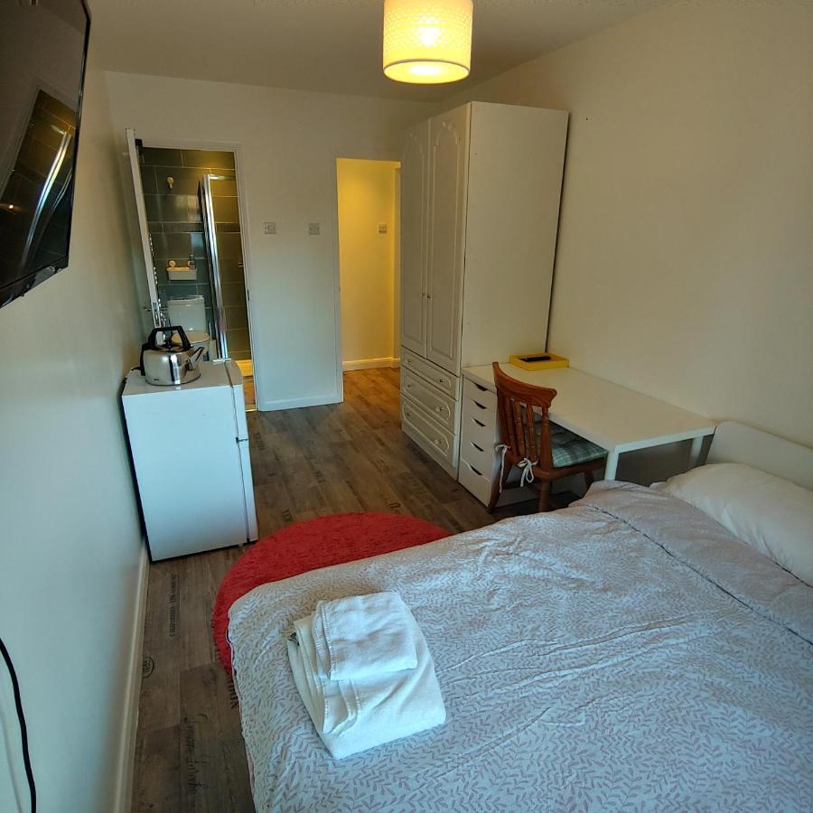 Ensuite Master Bedroom, Private Bathroom, Inside Family Home, Walking Distance To Harry Potter ワトフォード エクステリア 写真