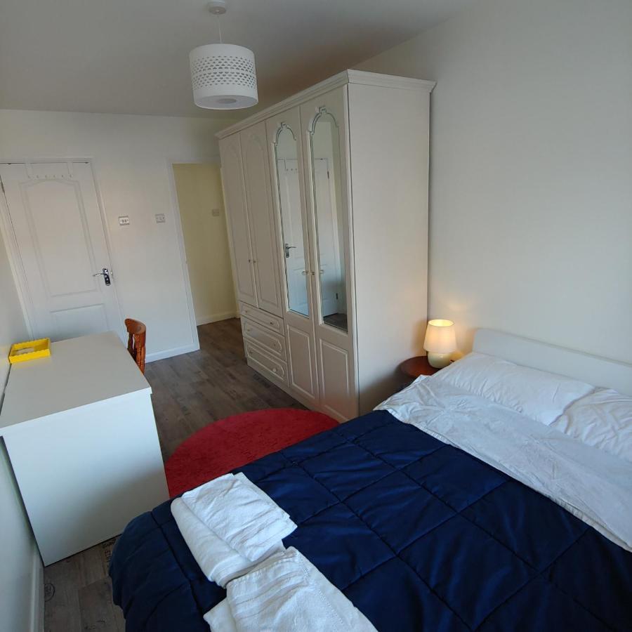 Ensuite Master Bedroom, Private Bathroom, Inside Family Home, Walking Distance To Harry Potter ワトフォード エクステリア 写真