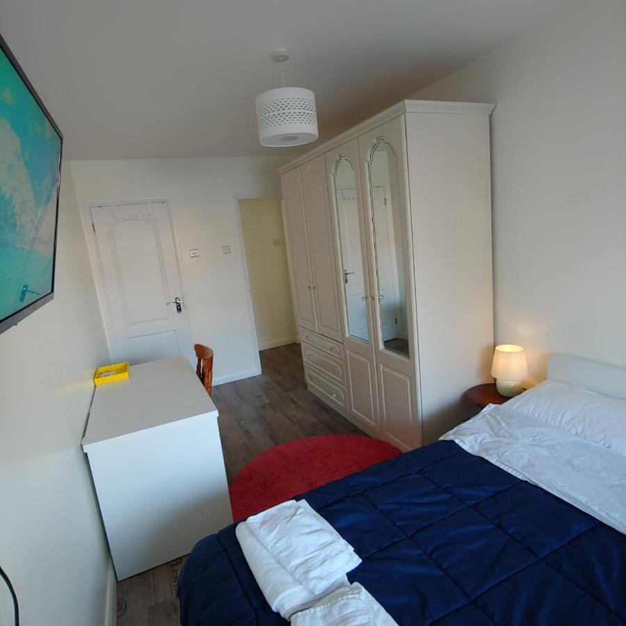Ensuite Master Bedroom, Private Bathroom, Inside Family Home, Walking Distance To Harry Potter ワトフォード エクステリア 写真