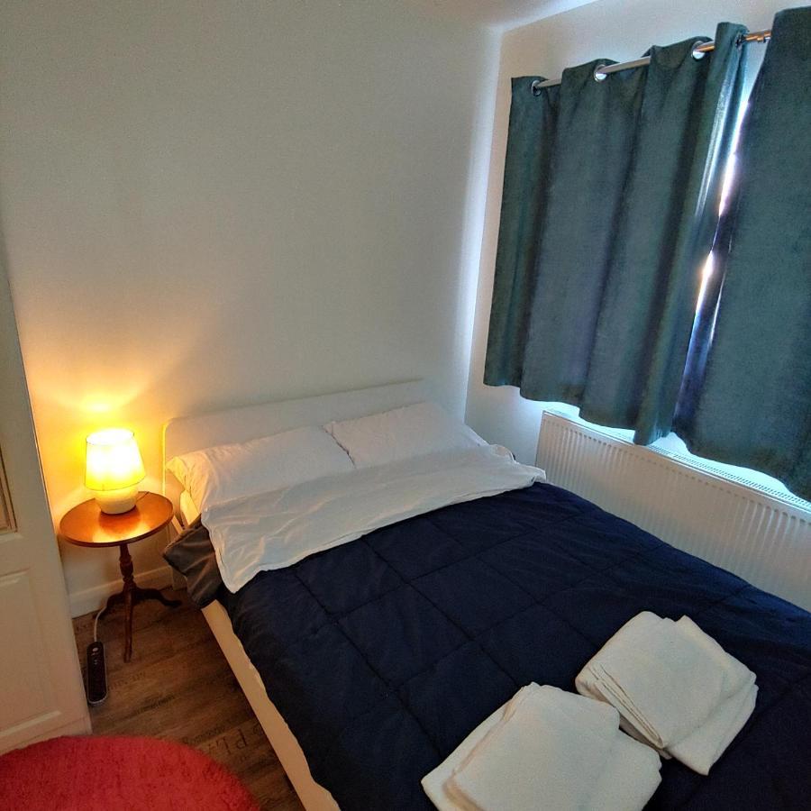 Ensuite Master Bedroom, Private Bathroom, Inside Family Home, Walking Distance To Harry Potter ワトフォード エクステリア 写真