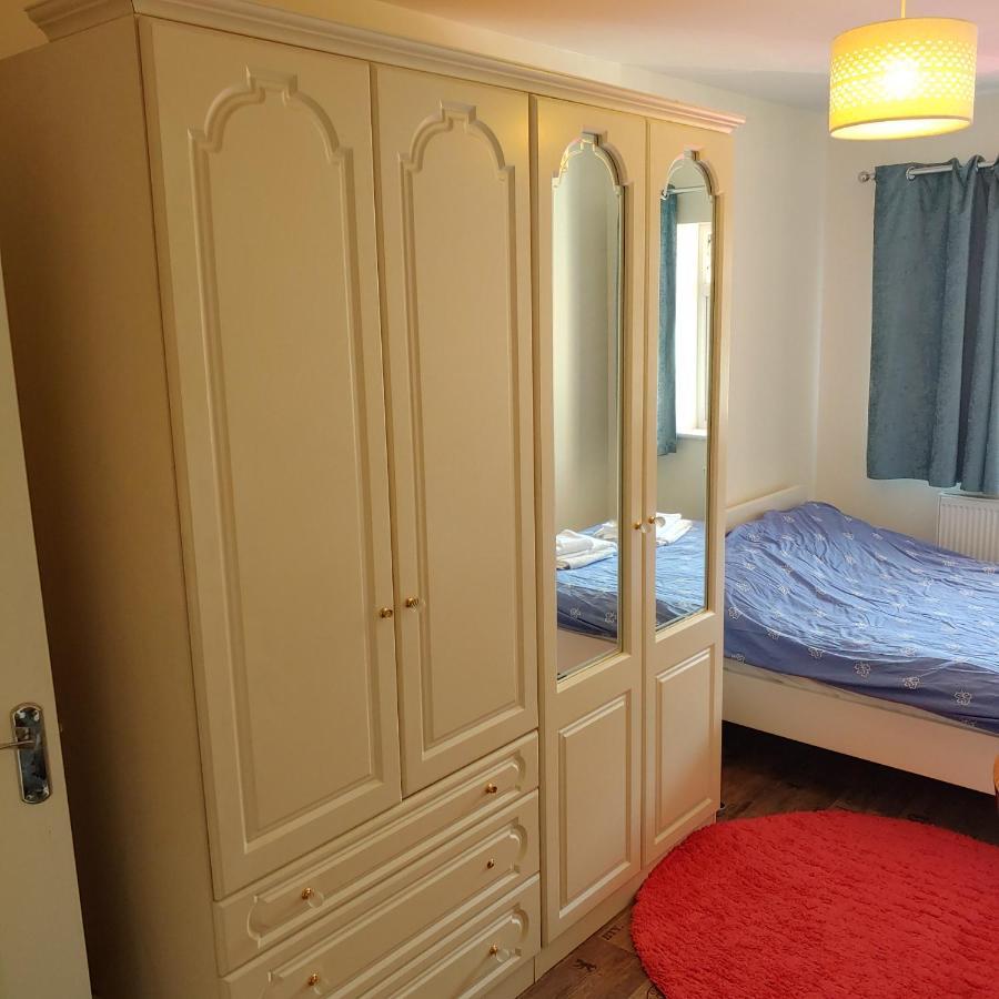 Ensuite Master Bedroom, Private Bathroom, Inside Family Home, Walking Distance To Harry Potter ワトフォード エクステリア 写真