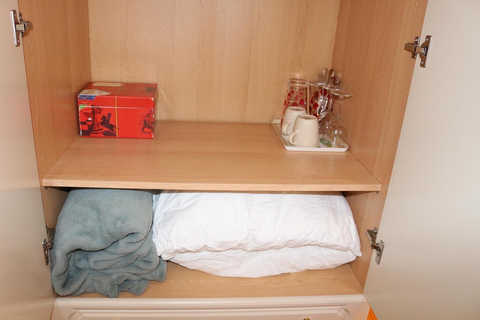 Ensuite Master Bedroom, Private Bathroom, Inside Family Home, Walking Distance To Harry Potter ワトフォード エクステリア 写真
