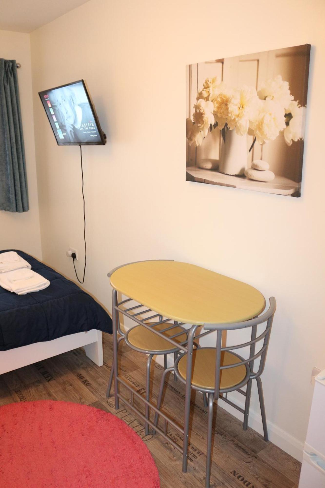 Ensuite Master Bedroom, Private Bathroom, Inside Family Home, Walking Distance To Harry Potter ワトフォード エクステリア 写真