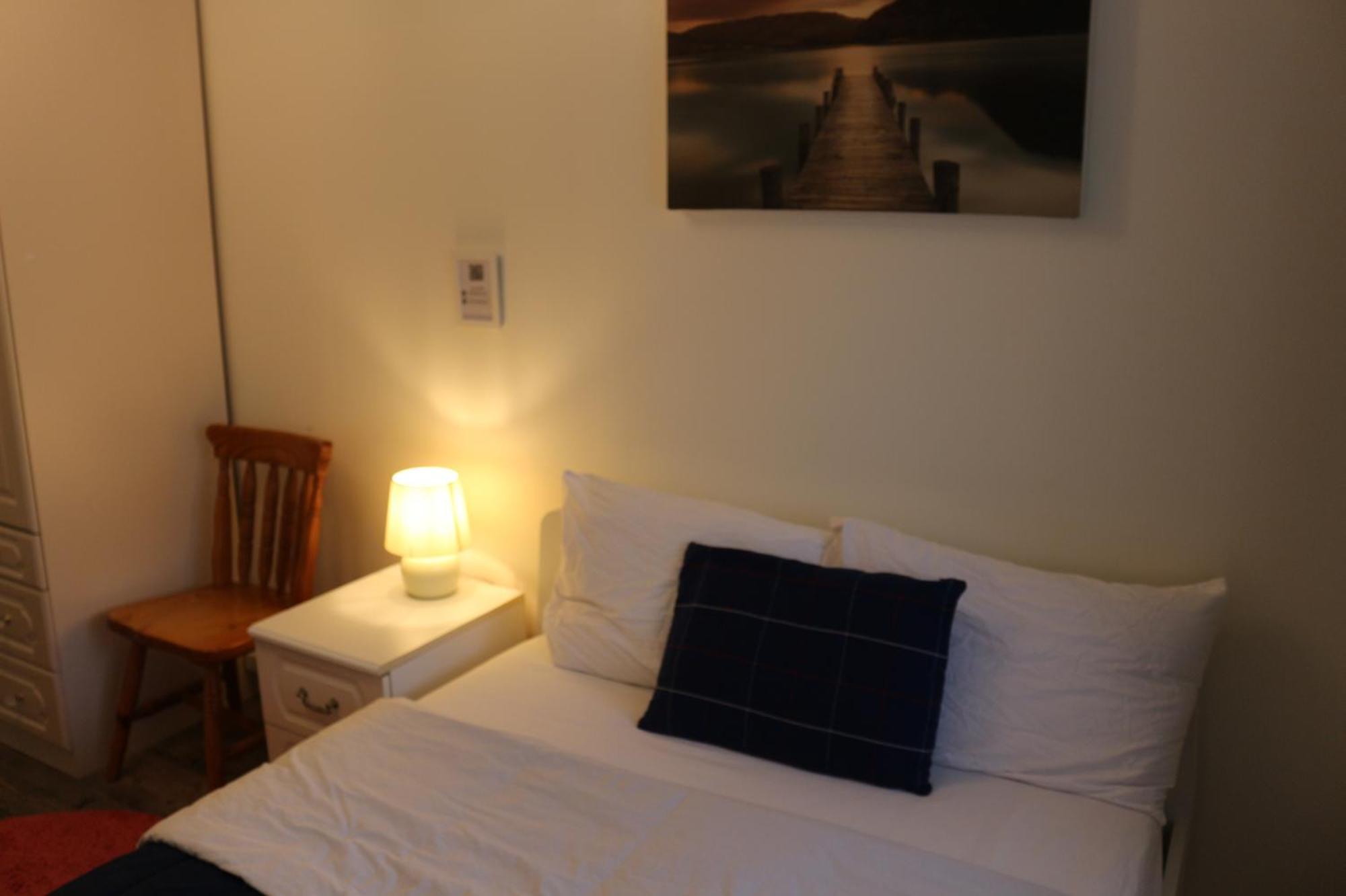 Ensuite Master Bedroom, Private Bathroom, Inside Family Home, Walking Distance To Harry Potter ワトフォード エクステリア 写真