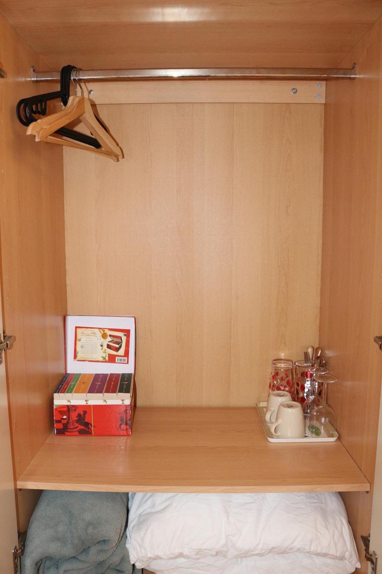 Ensuite Master Bedroom, Private Bathroom, Inside Family Home, Walking Distance To Harry Potter ワトフォード エクステリア 写真