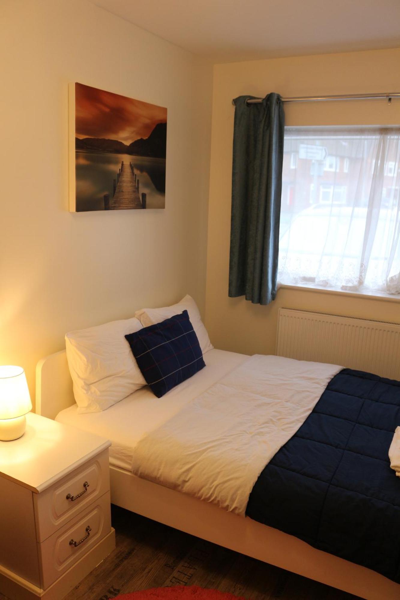 Ensuite Master Bedroom, Private Bathroom, Inside Family Home, Walking Distance To Harry Potter ワトフォード エクステリア 写真