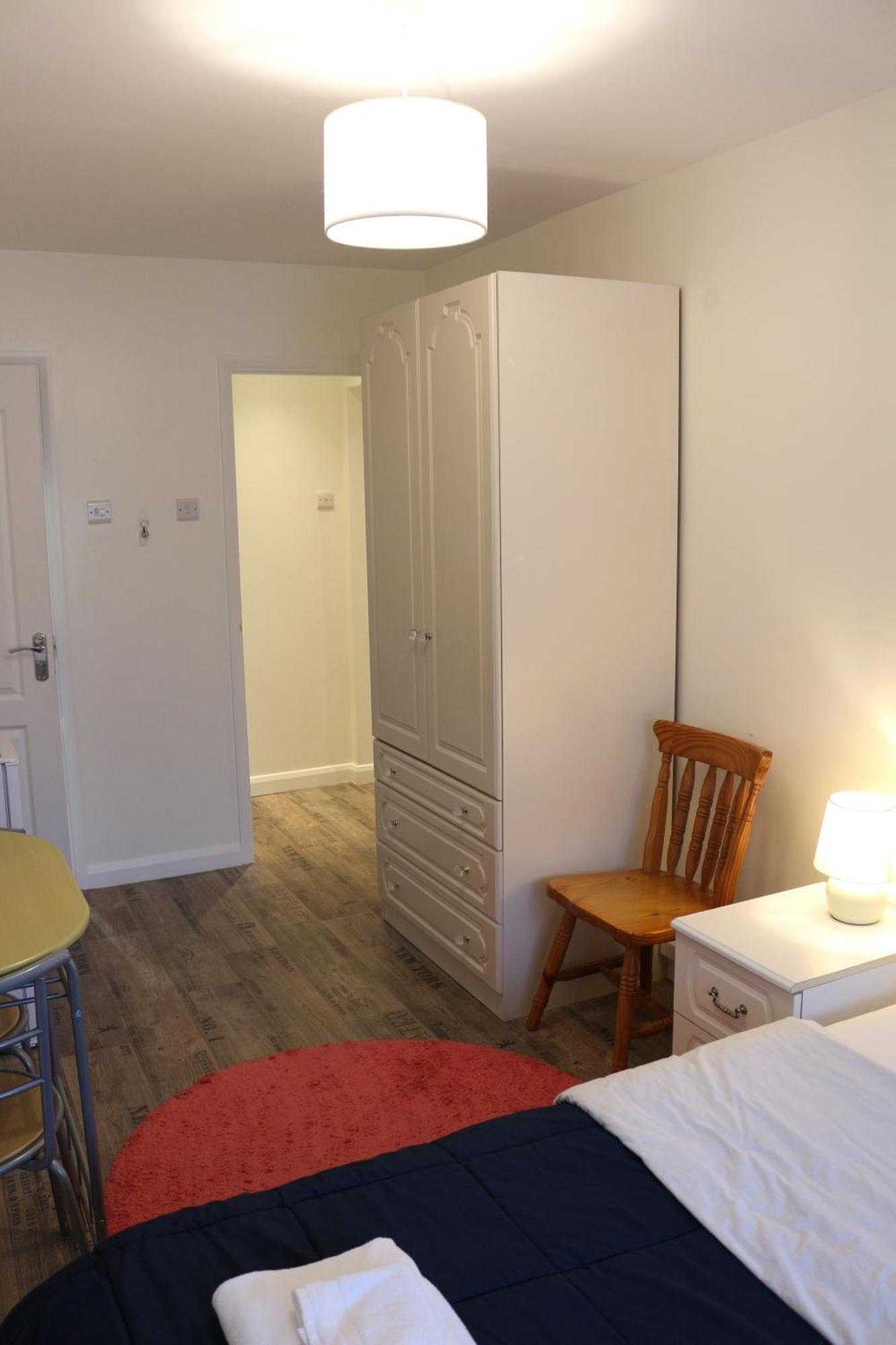 Ensuite Master Bedroom, Private Bathroom, Inside Family Home, Walking Distance To Harry Potter ワトフォード エクステリア 写真