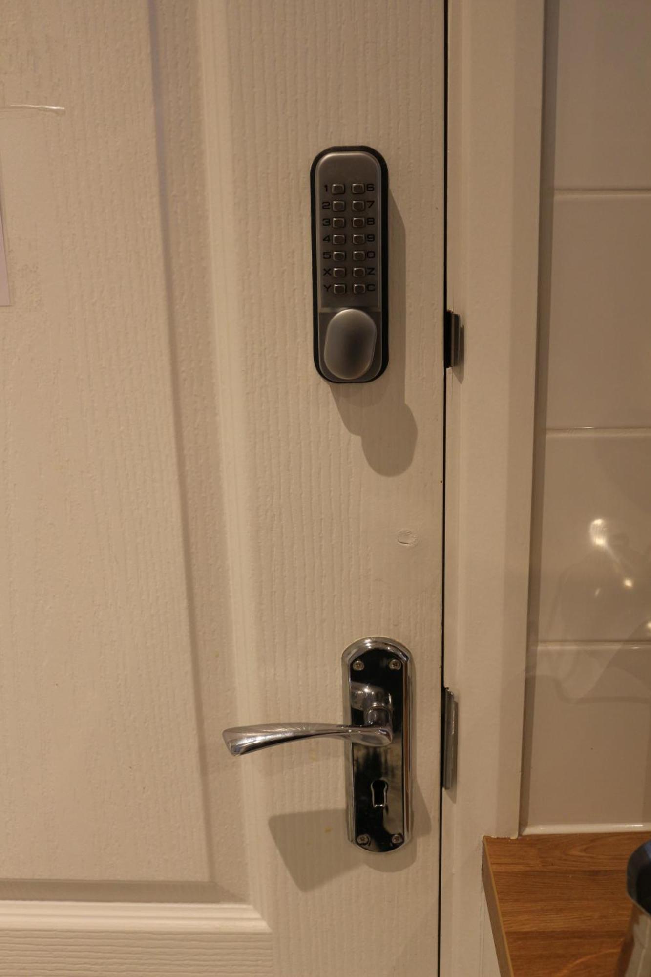 Ensuite Master Bedroom, Private Bathroom, Inside Family Home, Walking Distance To Harry Potter ワトフォード エクステリア 写真