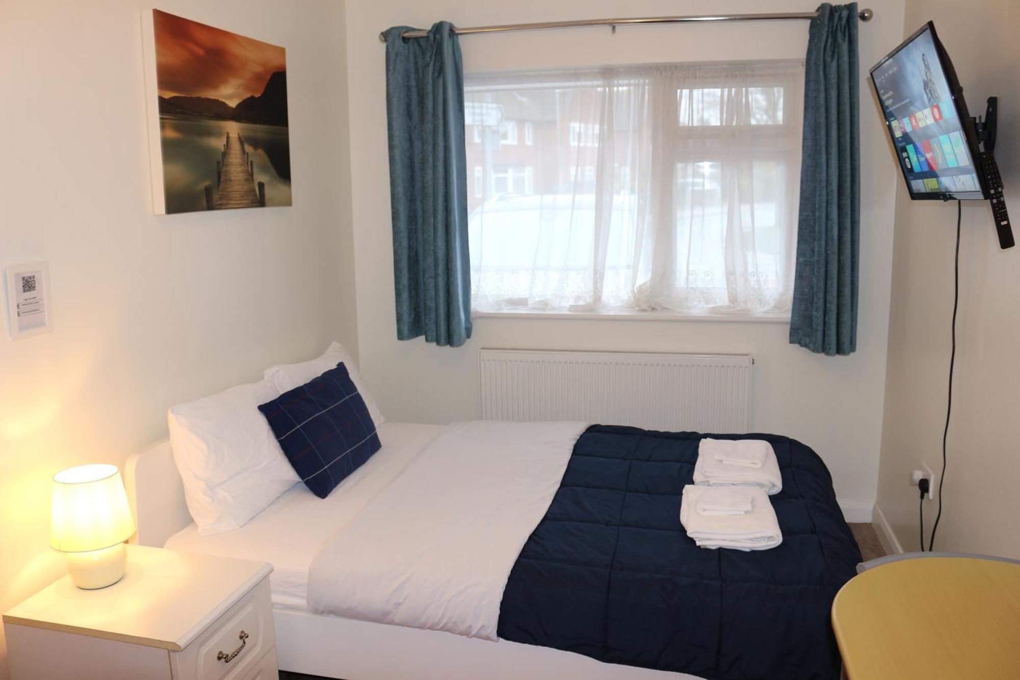 Ensuite Master Bedroom, Private Bathroom, Inside Family Home, Walking Distance To Harry Potter ワトフォード エクステリア 写真