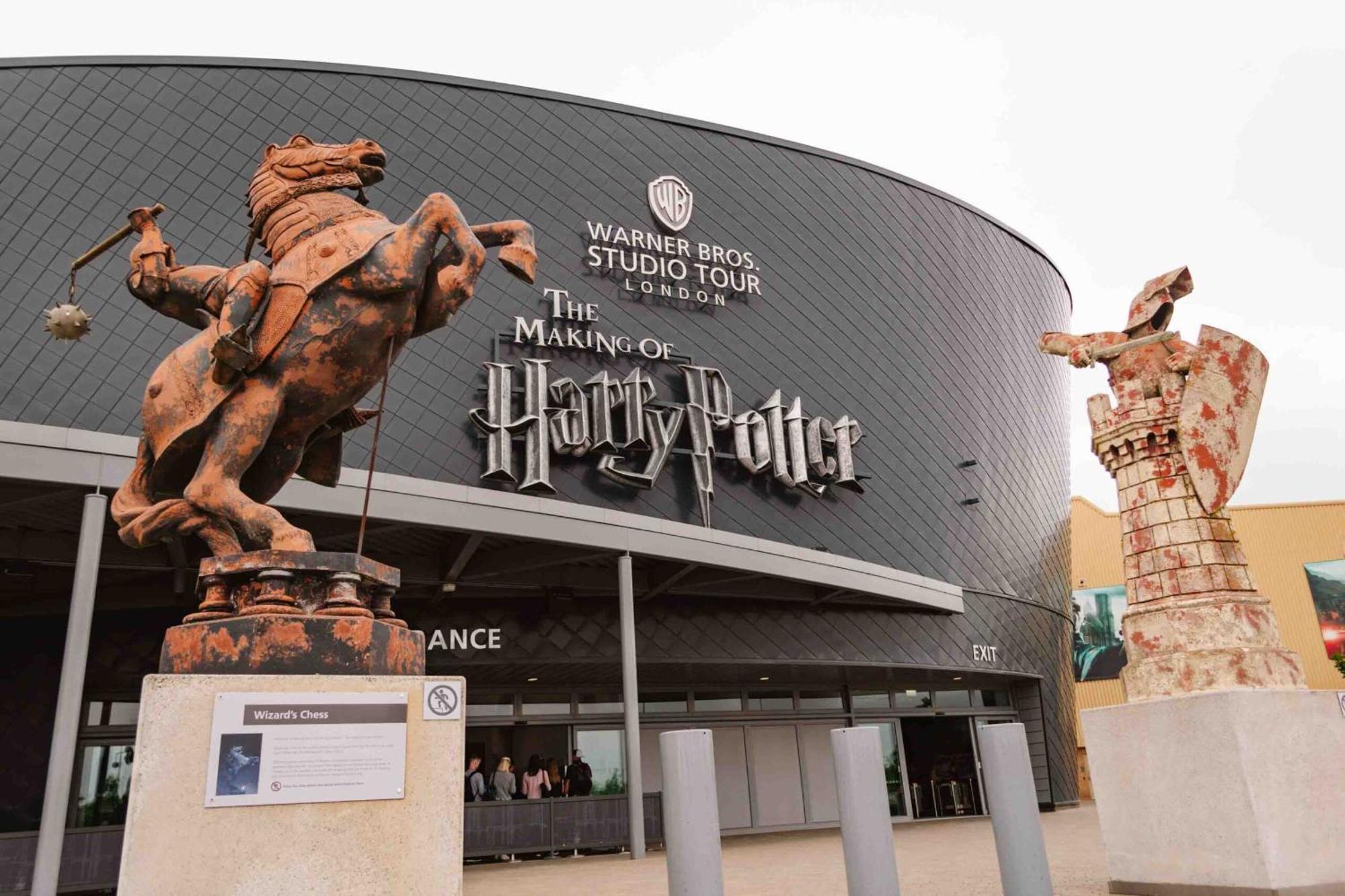 Ensuite Master Bedroom, Private Bathroom, Inside Family Home, Walking Distance To Harry Potter ワトフォード エクステリア 写真